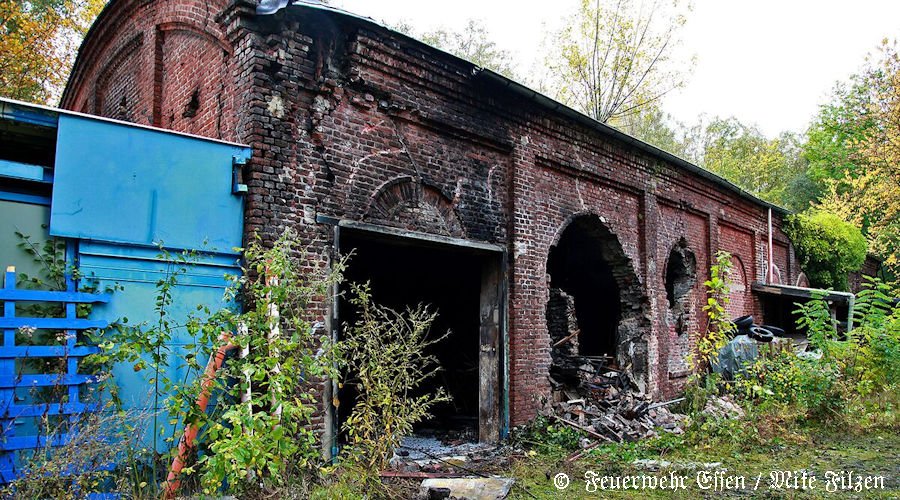 Alte Risse in der Außenwand zeugen vom Alter und Zustand des Gebäudes. Die Giebelwand löst sich vom Rest der Halle. Foto: Feuerwehr Essen / Mike Filzen